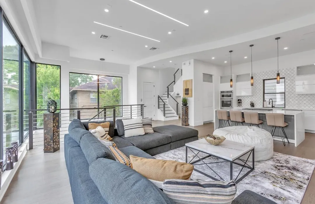 Spacious 4 Story Home With An Elevator & Private Hot Tub Centrally Located In The Heart Of Houston Home-1