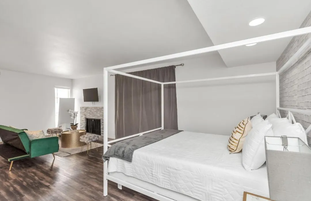 Boutique Oasis Smart Hub With Free Parking, Pool, Gym-1