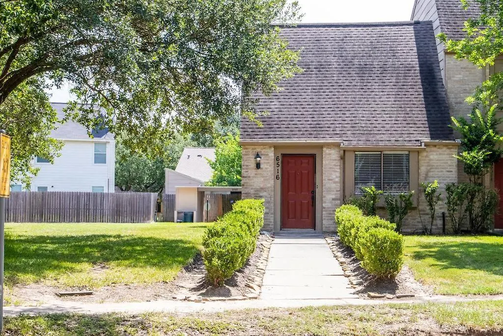 All You Need 2 Bed 1 Bath! Fam And Pet Friendly, Wd, 2 Free Parking Spots!-1