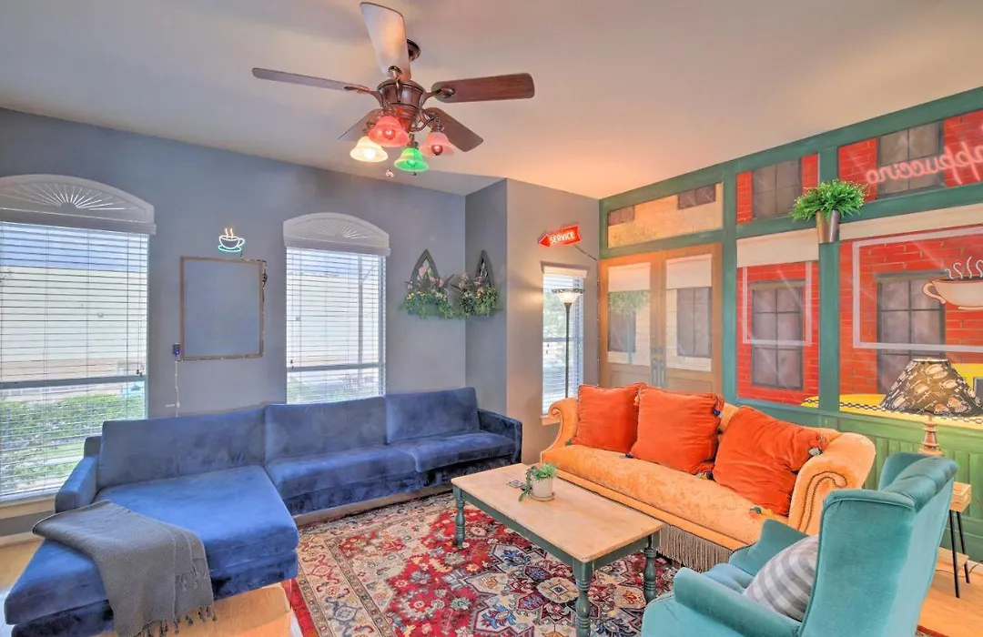 Nostalgic Friends Home In Houston Heights!-1