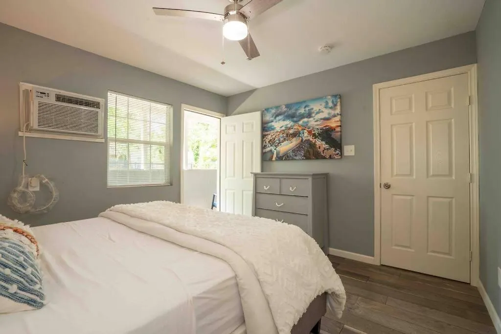 Comfortable Getaway: 1 Bedroom Full Apartment-1