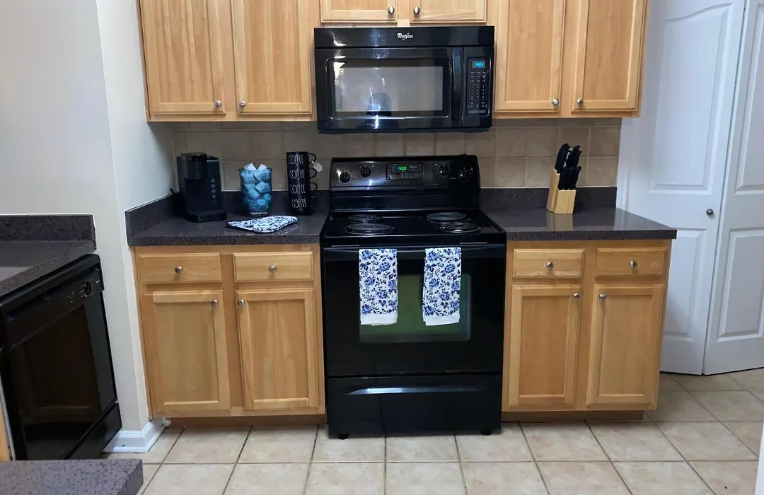 An Amazing 3 Bedroom 2 Full Bath Apartment Unit With Desk And Rental Car Available-1
