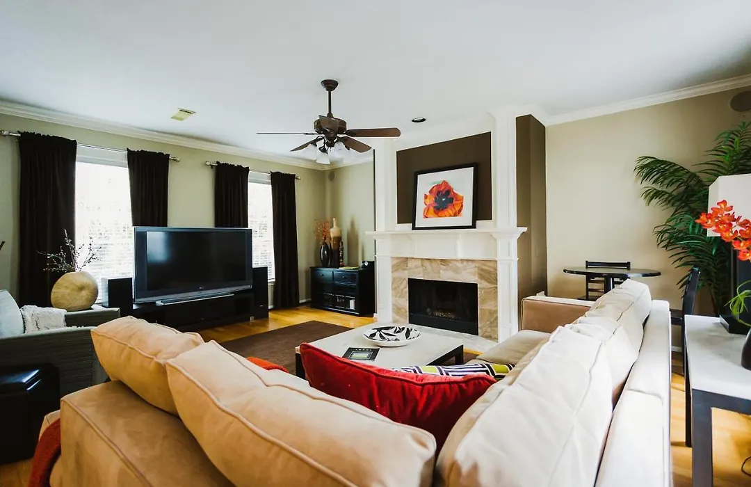 Walk To Bars And Restaurants, 2 Mi From Stadiums And Theaters, Great For Groups-1
