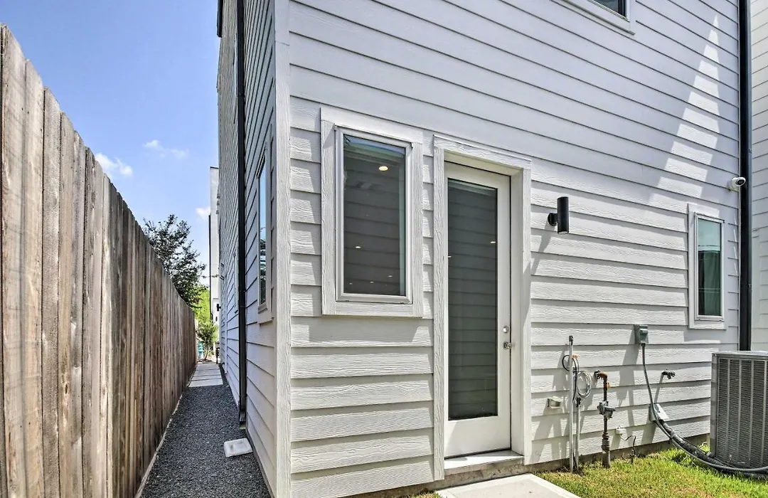 Stylish Home With Balcony Less Than 2 Mi To The Galleria!-1