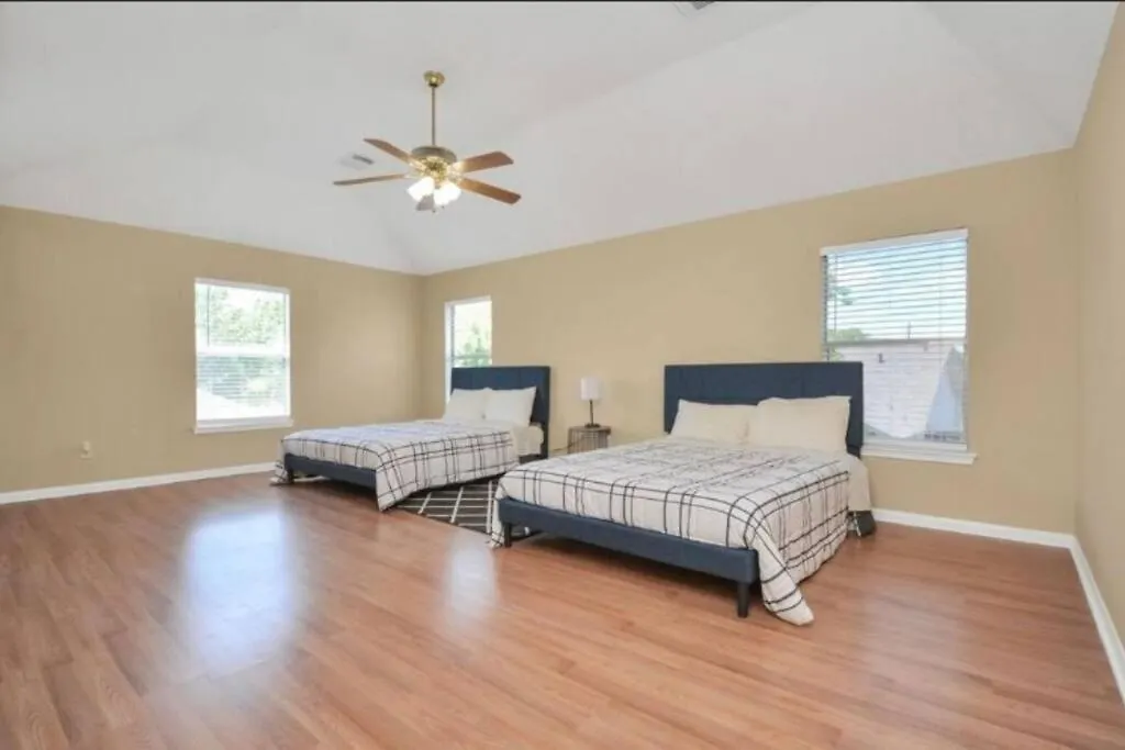 Luxury 5 Bedrooms 3.5 Bathrooms With Free Wif-1