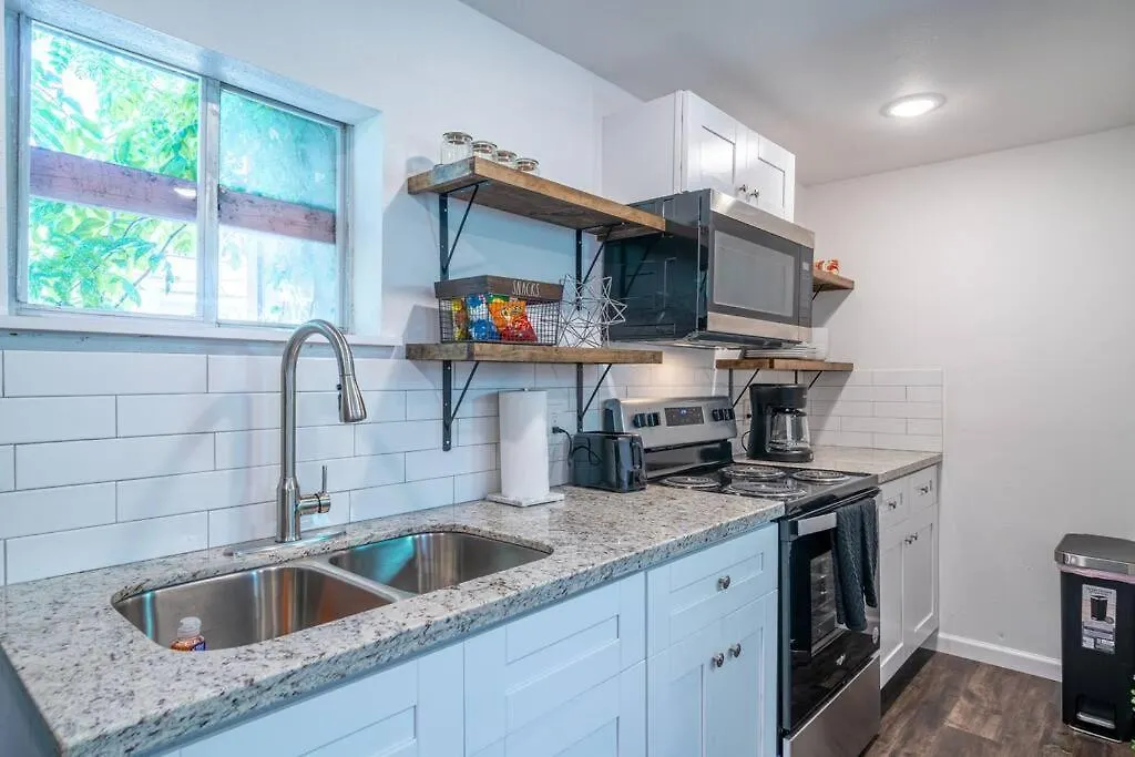 Good Vibes Only - Modern, Studio Near Med Center-1