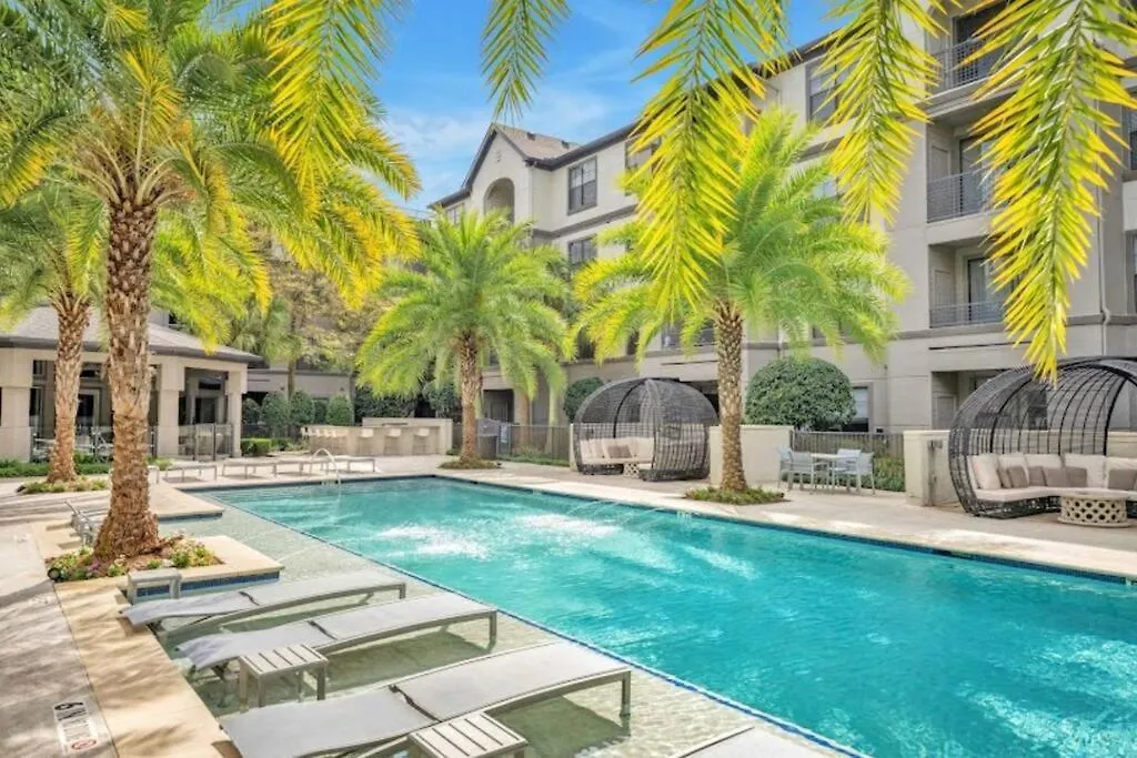 Your Warm Spacious Unit With Pool - Medical Center-1