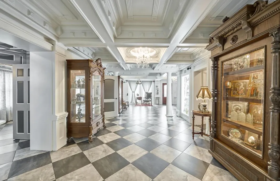 Villa With 8 Bedrooms And Heated Swimming Pool-1