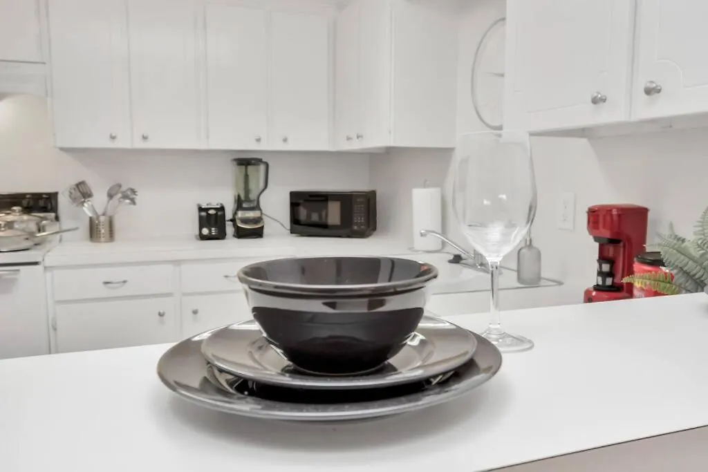 Modern 2 Bedroom Apt In Montrose, Self Check-In-1