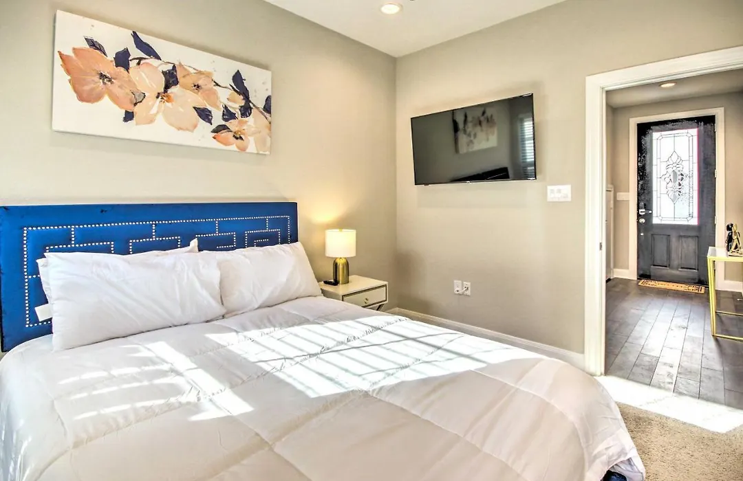 Chic Central Houston Home With Rooftop Deck!-1