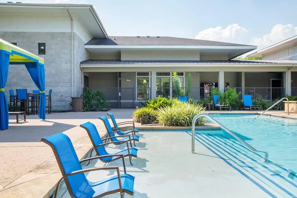 Modern 1 Bedroom Suite + Comfy King Bed + Pool + Gym-1