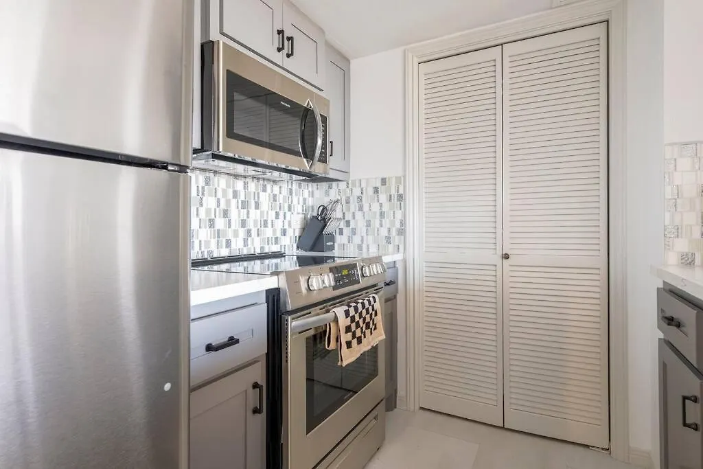 Amazing City View 1Br Condo Balcony Parking*-1