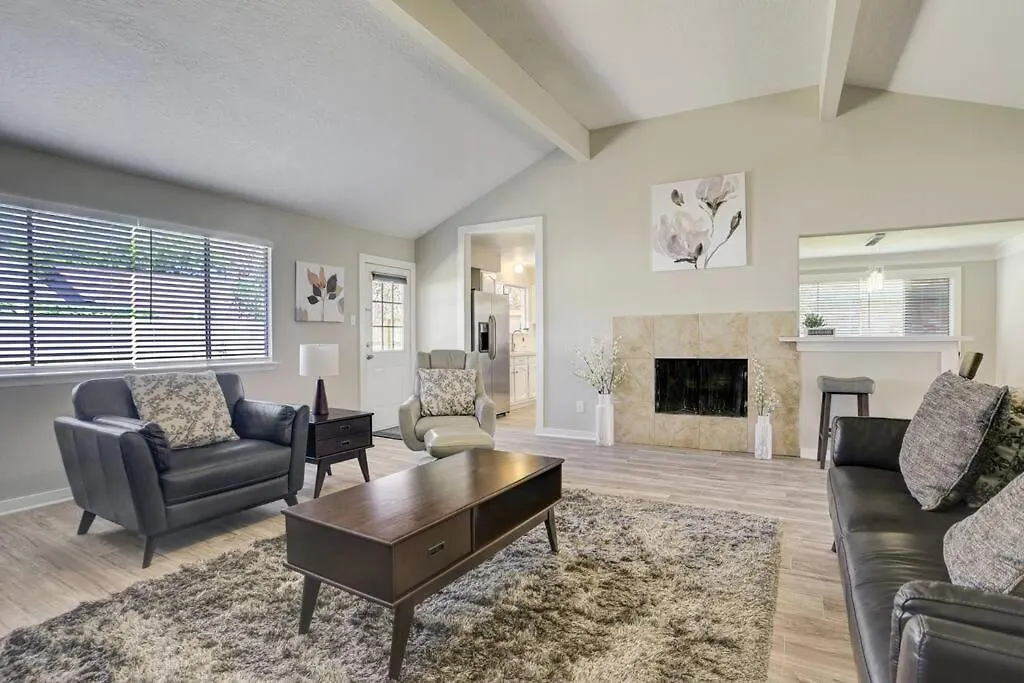 Cheerful 3 Bedroom Home In A Quiet Neighborhood.-1