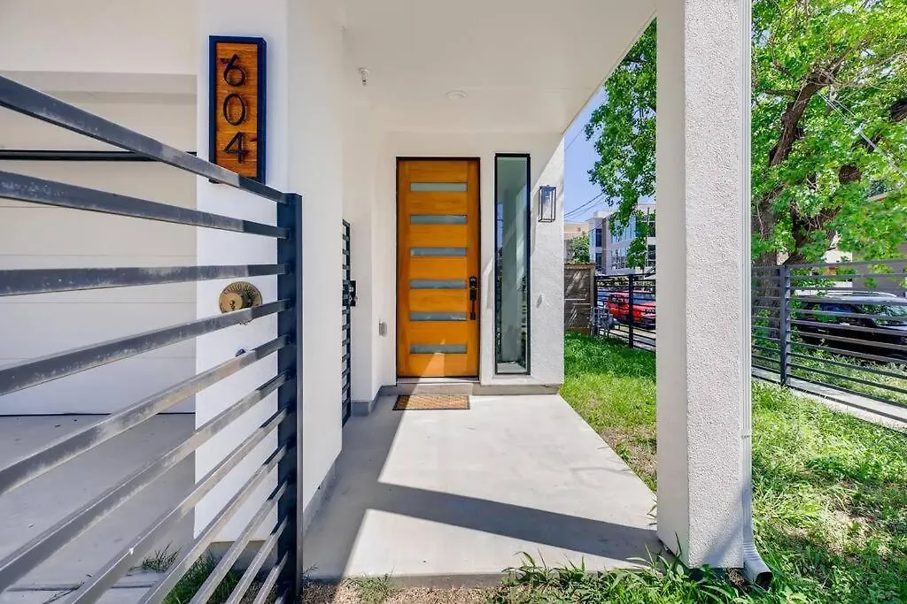 4 Story Home Mins To Downtown Houston With City Views-1