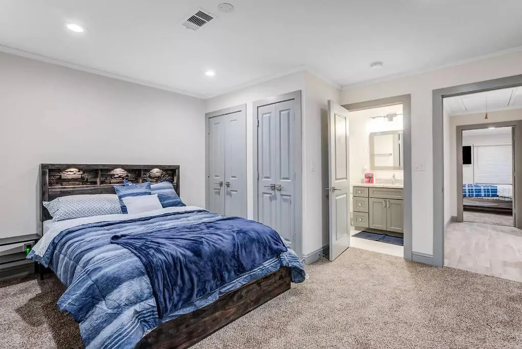 Trendy 2-Bedroom Townhouse In The Heart Of Midtown-1