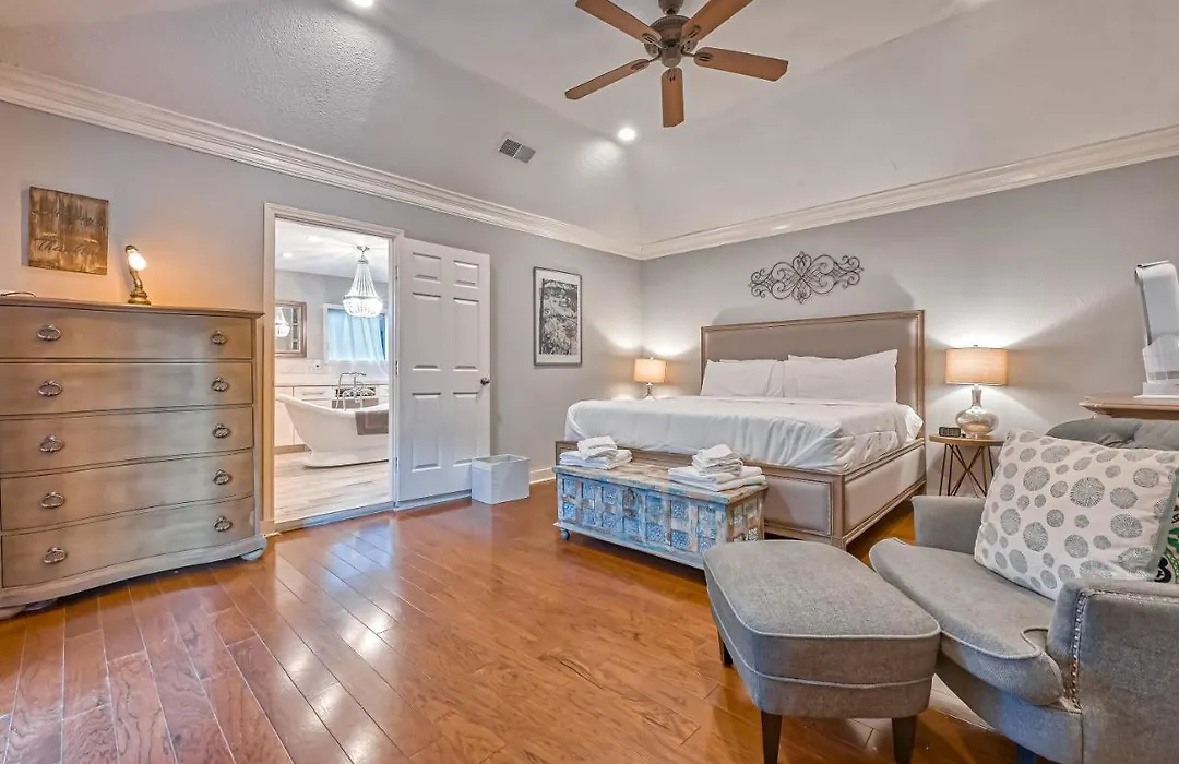 Heights Bungalow In Greater Heights Houston, Child-Friendly, Work-Cation, Sleeps 8-1