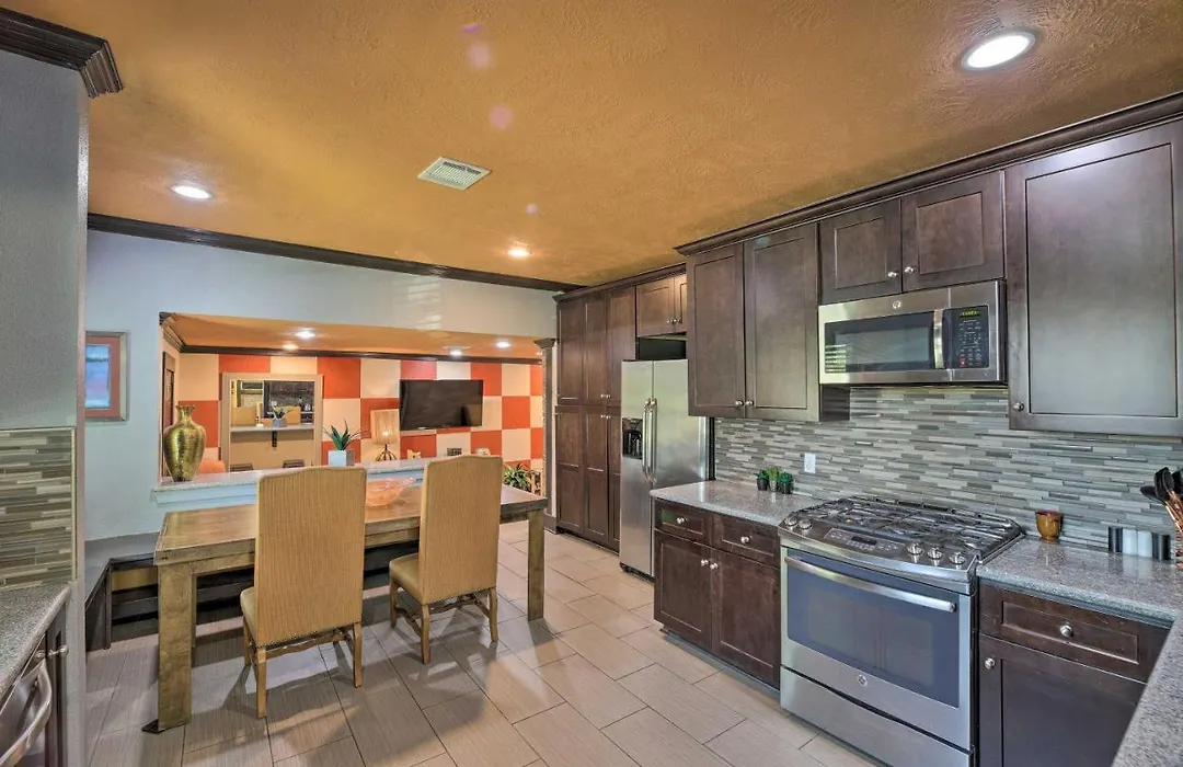 Eclectic Houston Home With Hot Tub Less Than 4 Mi To Dtwn!-1