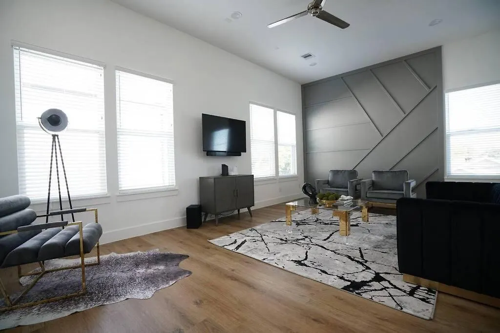 Pet Friendly Stylish 4 Bedroom Home Close To All-1