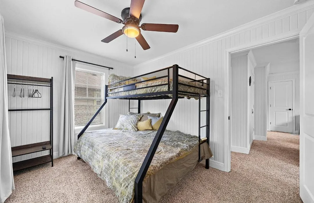 U Of H Comfy Apt With Board Games Streaming Wine Wifi At University Of Houston-1