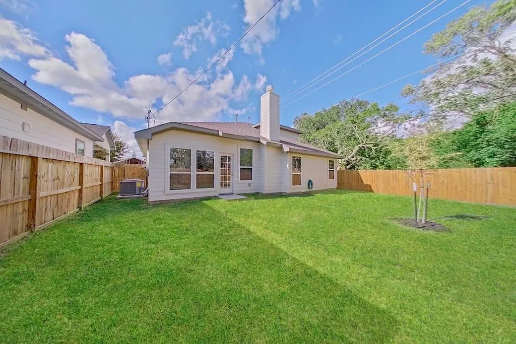 Med Ctr Villa-Built In 22. 3Br+Office/Gym!-1