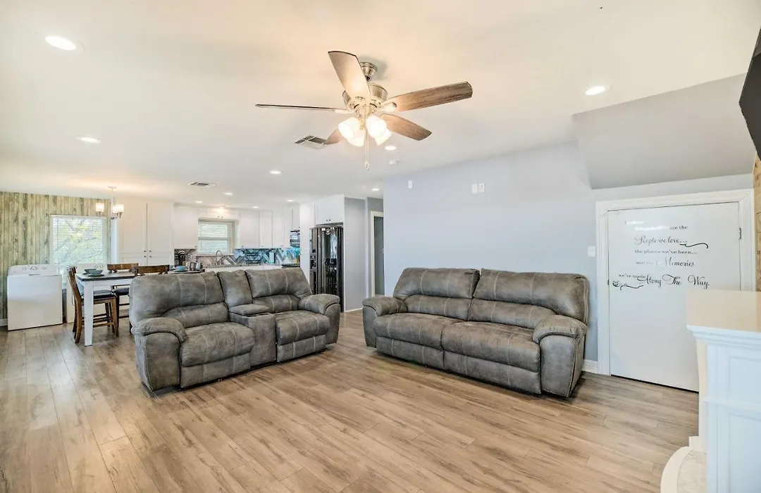 Beachfront Houston Home On San Jacinto River!-1