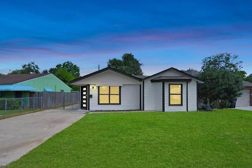 Hidden Gem Safari Home W/ Backyard Near Midtown-1