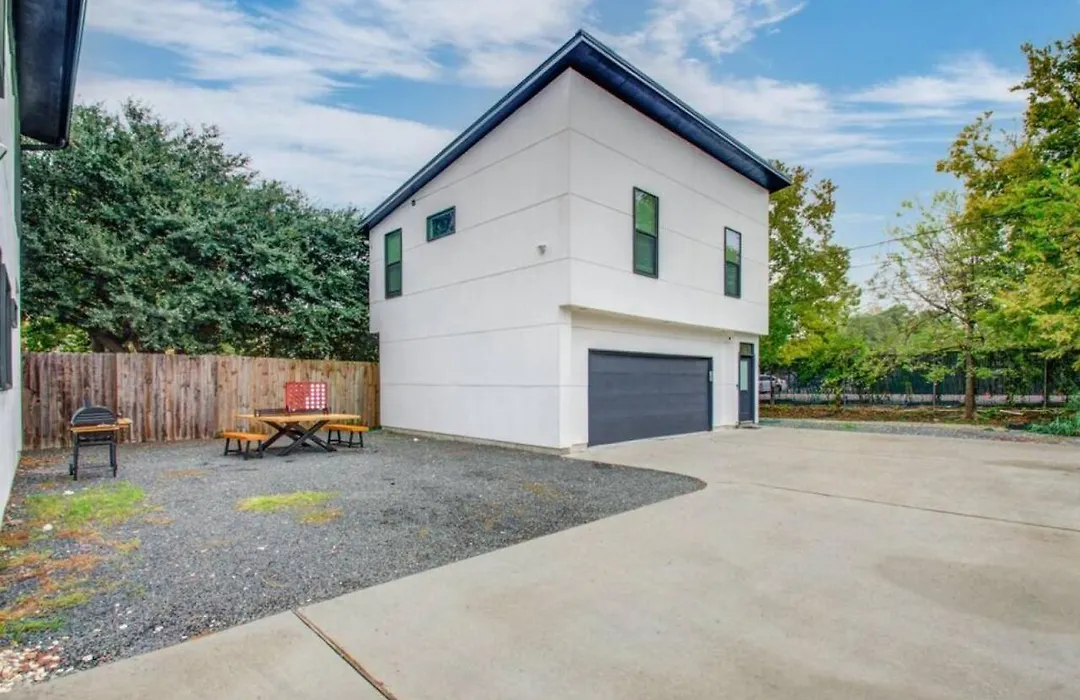 Modern 2 Bedroom 2 Bathroom Near Downtown Houston-1