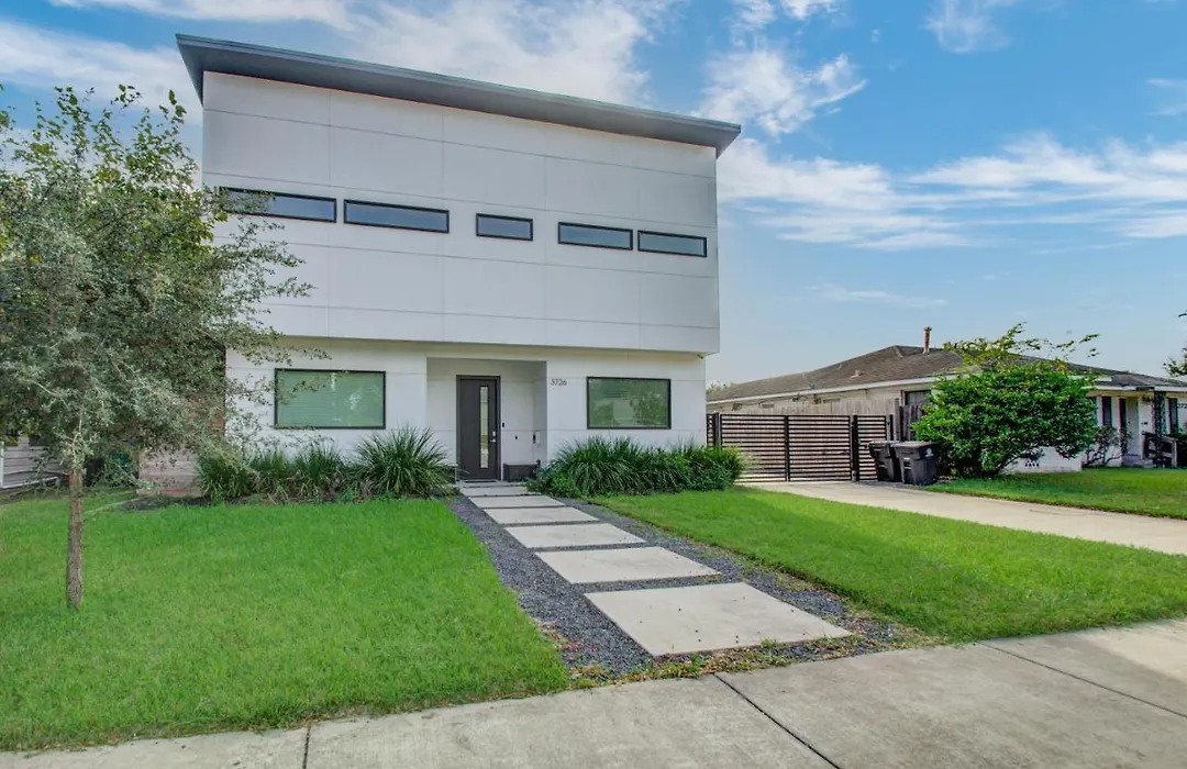 Modern 6 Bedroom Smart Home Near Downtown Houston-1