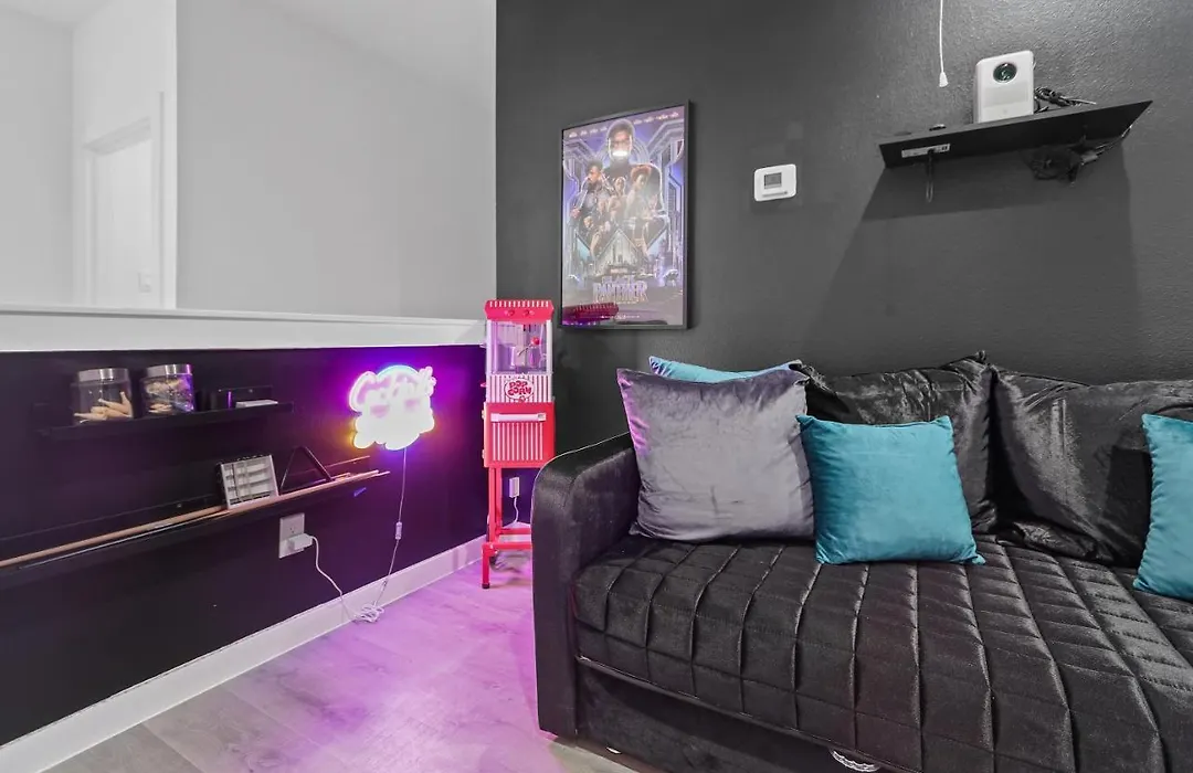 Hot Tub Hotspot - Backyard, Movie Room - Nrg-1