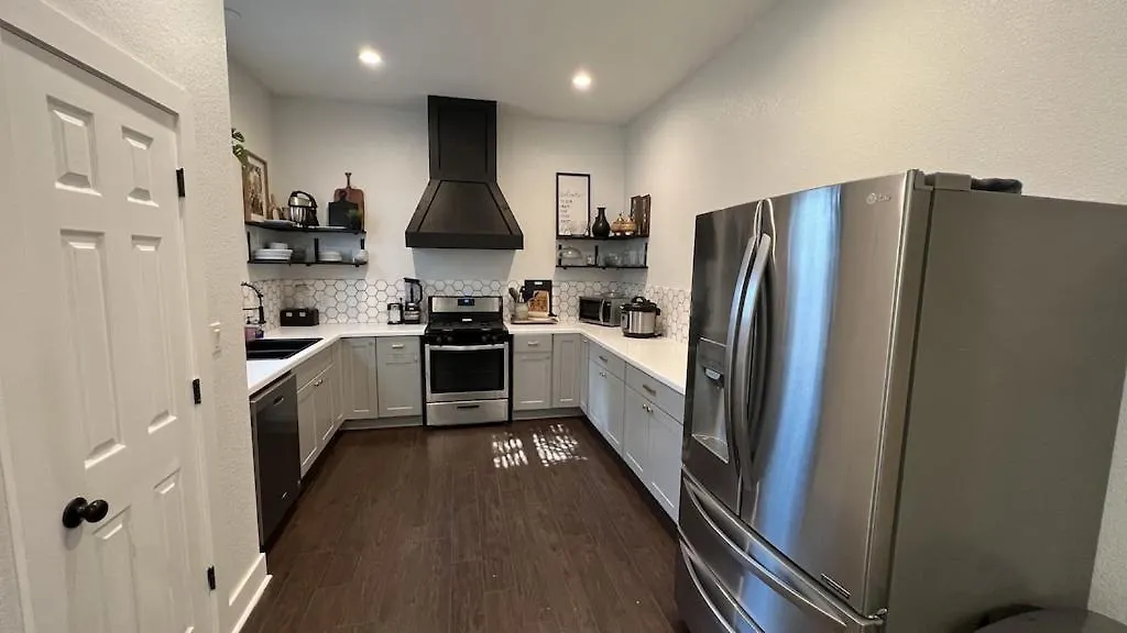 Modern Two Bedroom House / Gated-Parking Downtown-1