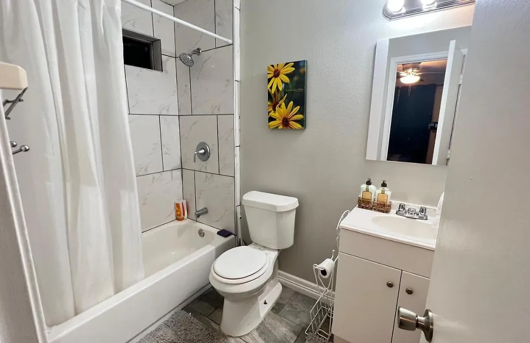 Amazing Bedroom Suite/Private Bathroom-1