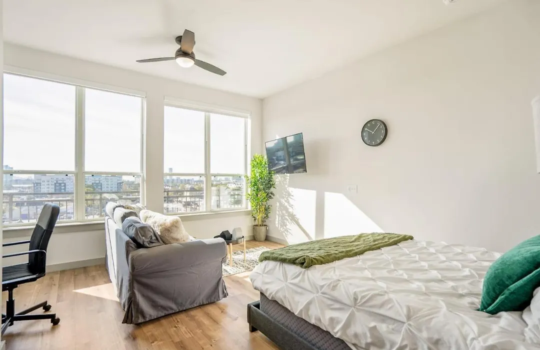 83 Walk Score -Downtown - Monthly Stay- Longstay-1