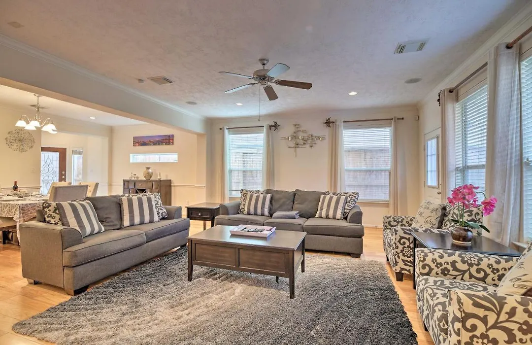 2,500 Sq Ft Townhome - Walk To Central River Oaks!-1