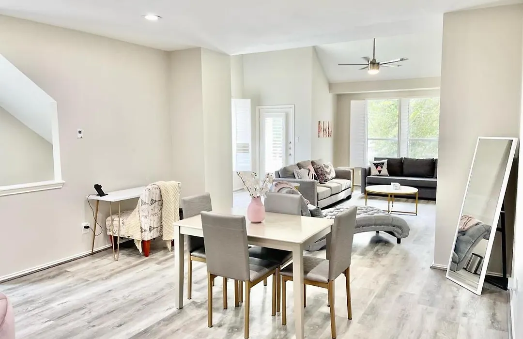 Renovated 2Br 2Ba Townhome With Garage - Walk To Bbva Toyota Center Bars And Much More-1