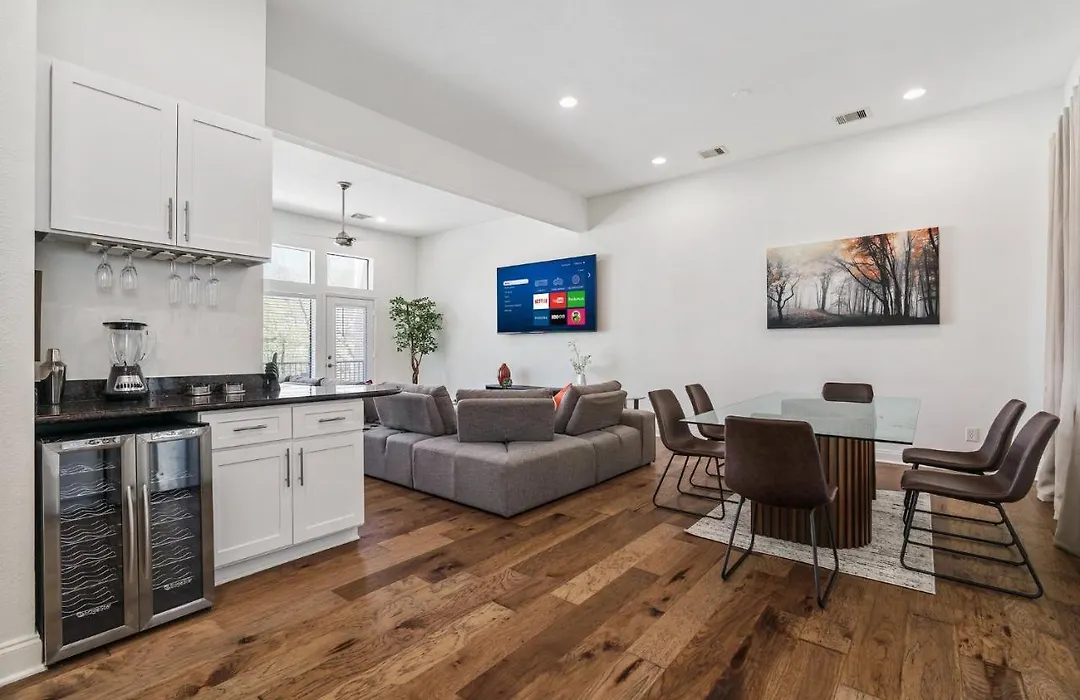 Lavish Downtown Home With Stunning Rooftop Deck Views-1