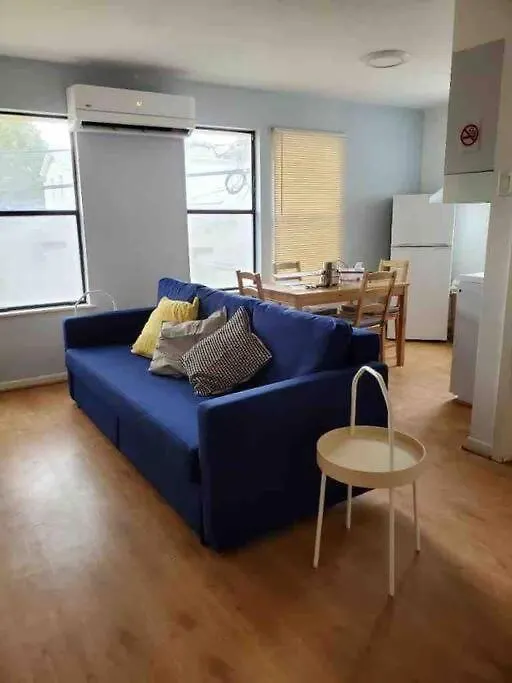 Cheerful One Bedroom Guest House In The Heights!-1