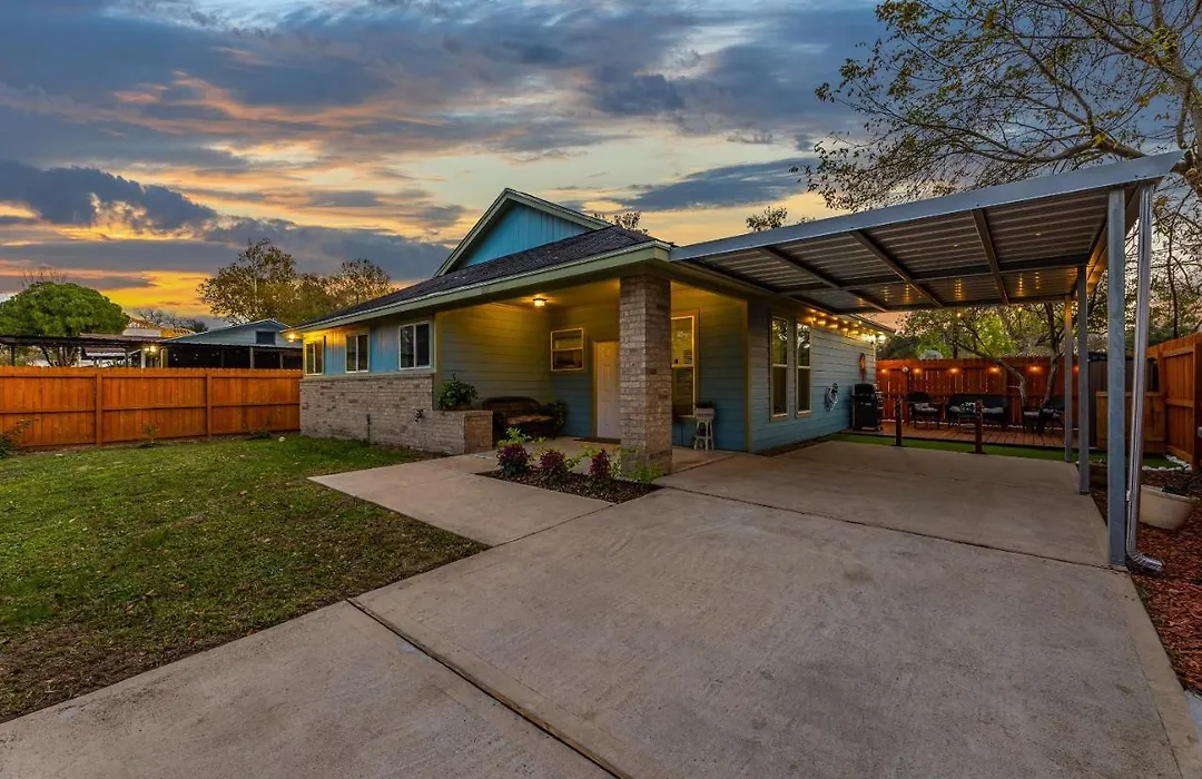 Little Blue House On Lonnie Lane-1