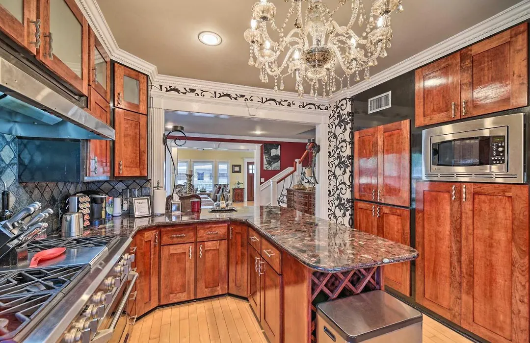 Spacious Houston Home With Deck About 2 Mi To Downtown!-1