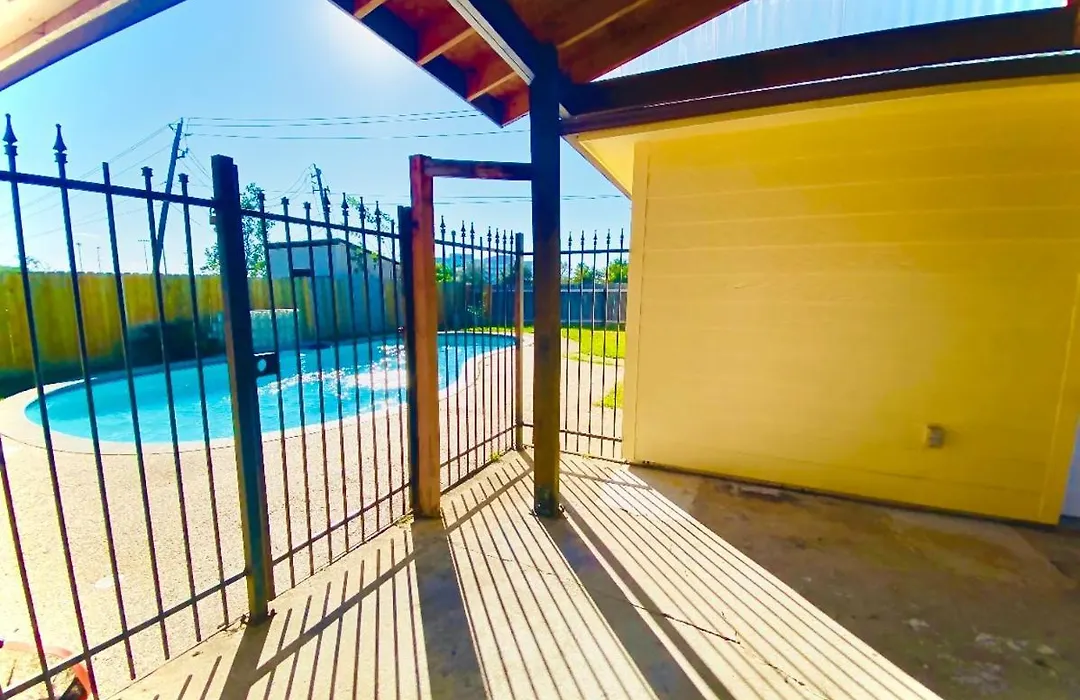 Spacious, King Beds, 30 Mins From Beach, Sparkling Pool-1