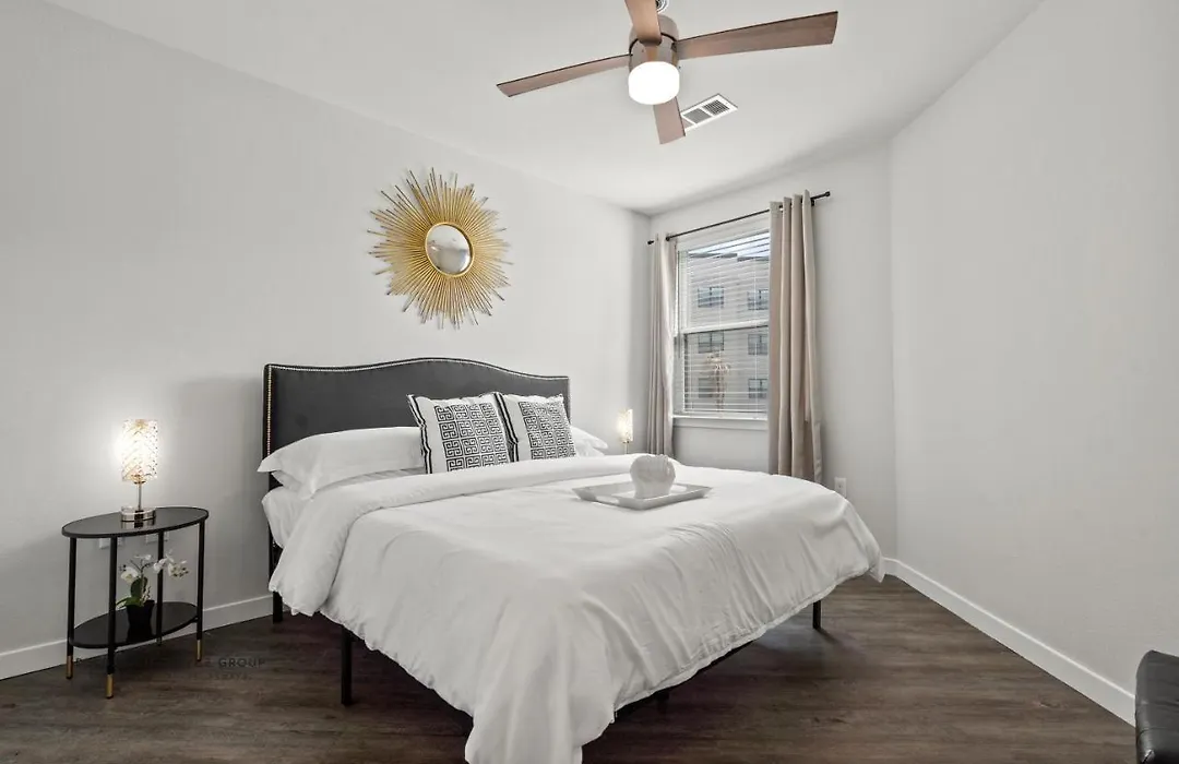 Uptown Houston Luxury King Suite With Spa Amenities, Pool And Free Parking-1