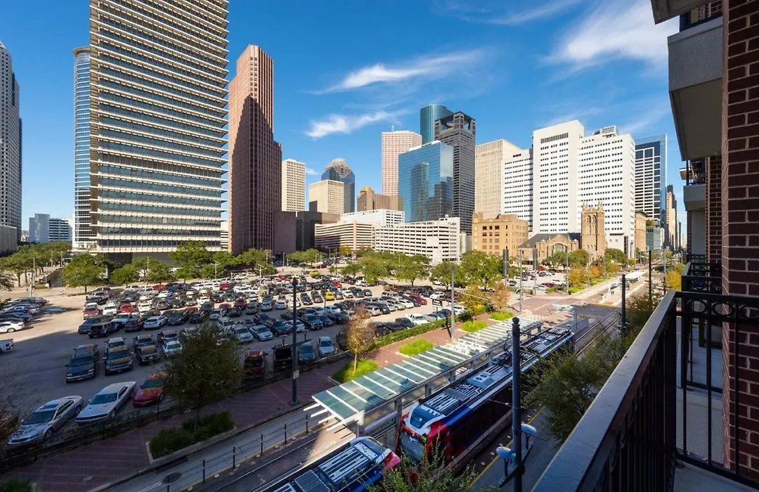 Top Floor Downtown 1X1 Just Feet From Metrorail-1