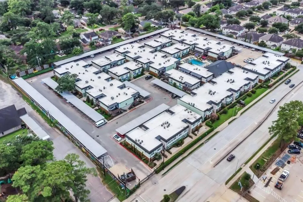 Luxury Central Houston Apt Outdoor Grill & Pool-1