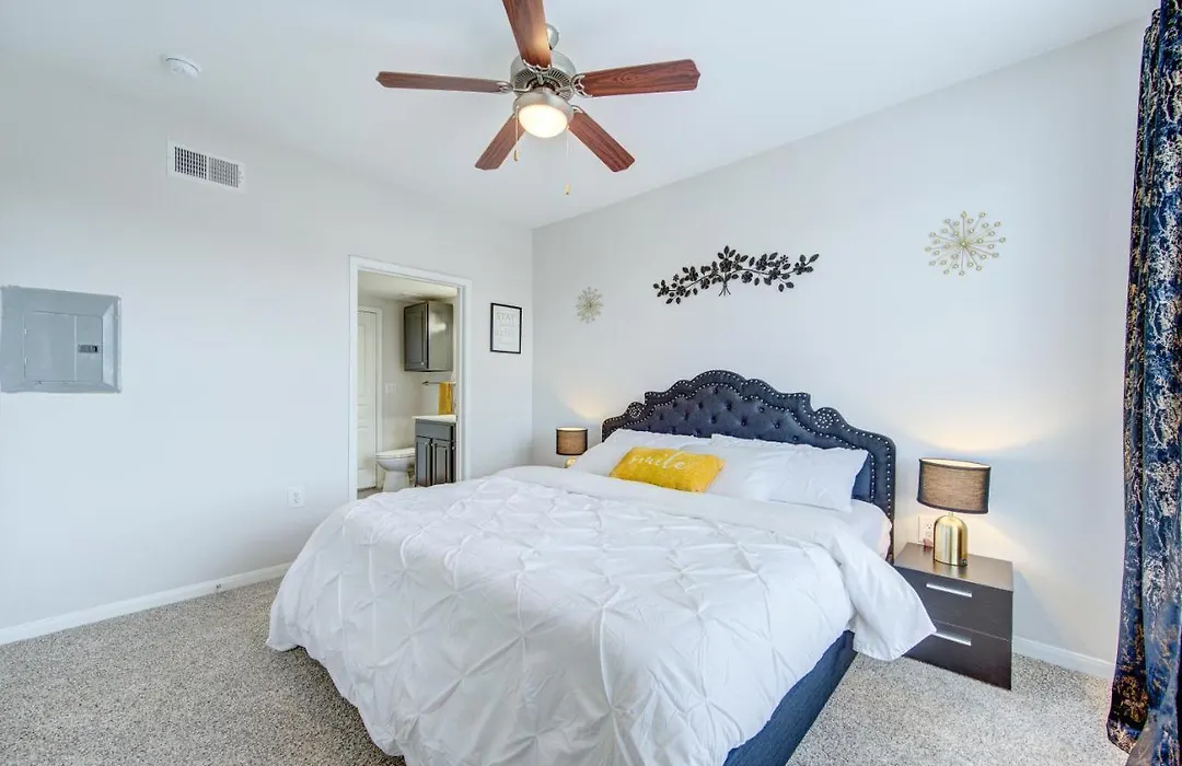 Lux Gold Near Medical Center / Nrg + King Bed + Fast Wifi-1