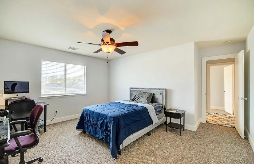 Spacious Houston Home With Private Yard And Fire Pit!-1