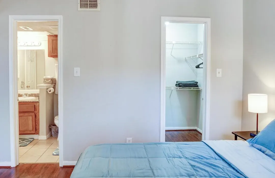 Lovely 2 Bedroom, 1 Bath Condo With Pools And Gym.-1