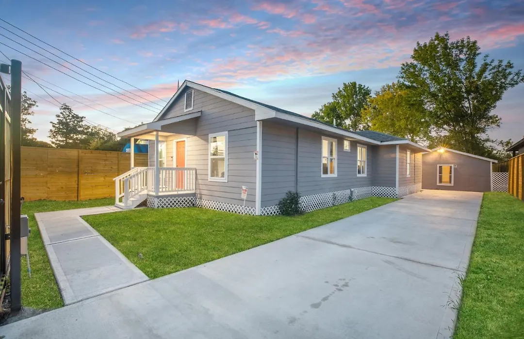 Modern Oasis - 4Br With Heated Pool/Hot Tub Villa-1