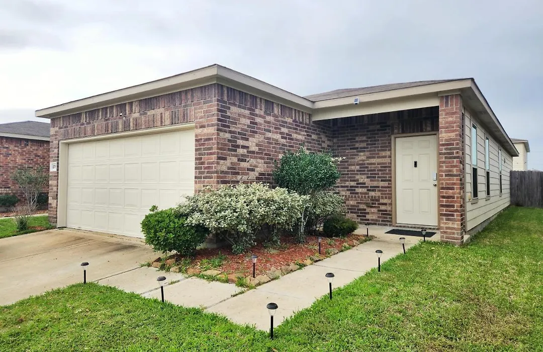 4 Bedroom Home Near Downtown Med Center Nrg Stadium Pearland Skyview Long By Ion Rentals-1