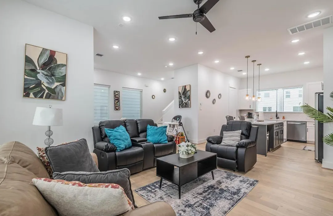 Cozy Duplex Mins To Dt/ Mctr, Free Wi-Fi/ Parking-1