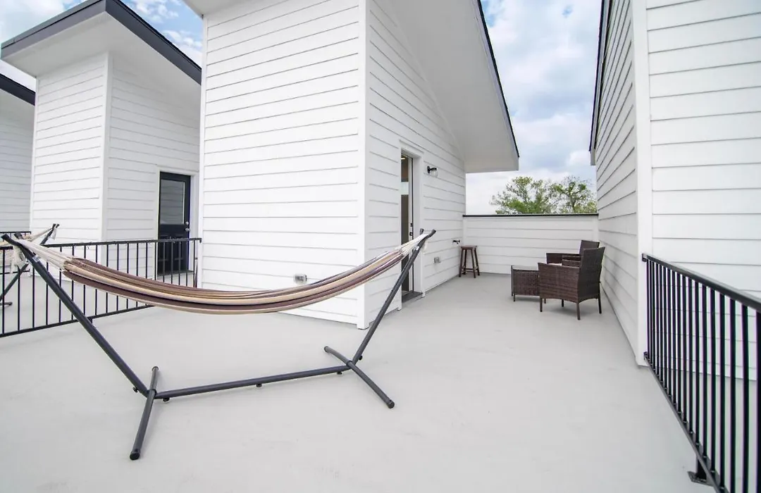 Newly Built Mono Home Downtown/Free Airport Ride-1