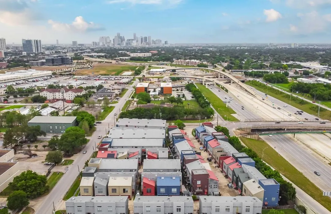 Modern Houston Townhome With Balcony 5 Mi To Dtwn!-1